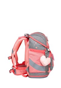 Zaino rosa e grigio con una finitura testurizzata, decorato con motivi a cuore, spallacci regolabili e un portachiavi a forma di cuore peloso.