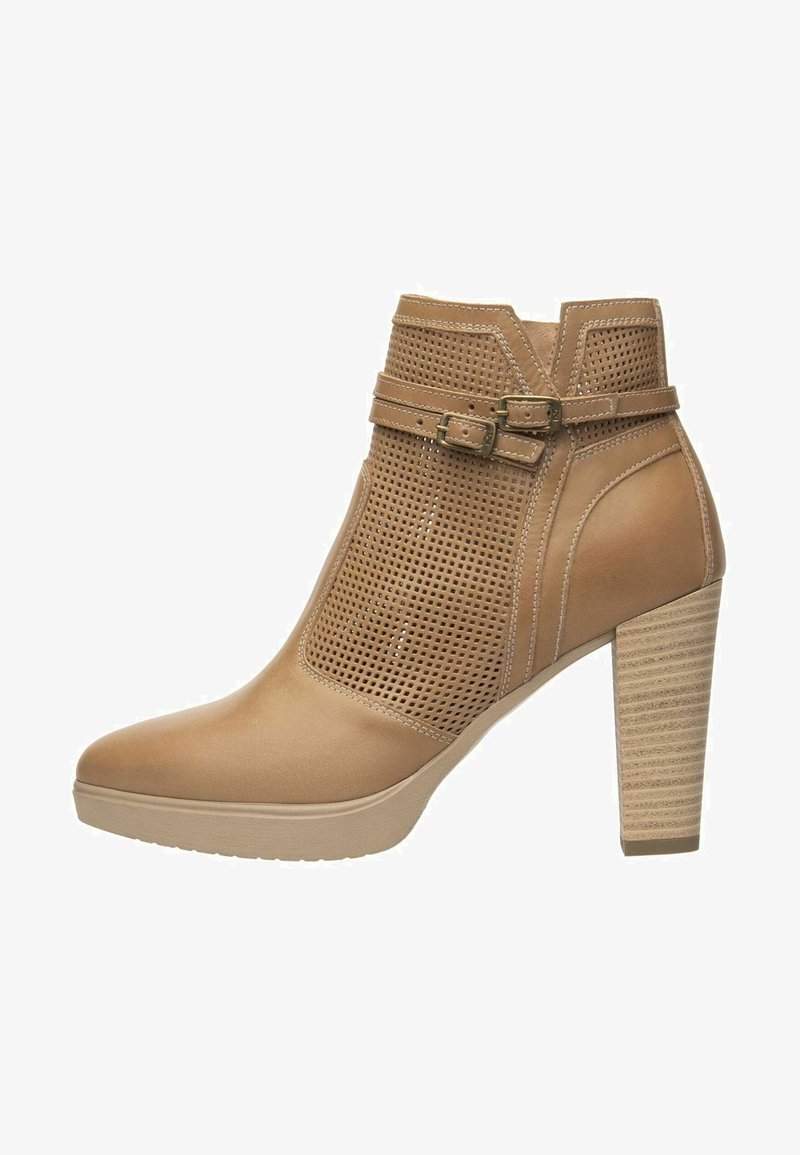 Braune Knöchel-Stiefeletten mit durchbrochenen Lederpaneelen, einem geschnallten Riemen und einem strukturierten Blockabsatz. Sie verfügen über eine glatte Zehenpartie und eine flache Gummisohle.