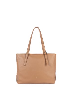 Borsa tote in pelle color cuoio con due lunghe cinghie piatte e hardware minimale. Presenta una texture liscia e un logo impresso nella parte anteriore.