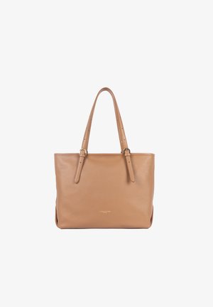 Sac fourre-tout en cuir tan avec deux longues anses plates et un matériel minimal. Il présente une texture lisse et un logo embossé à l'avant.