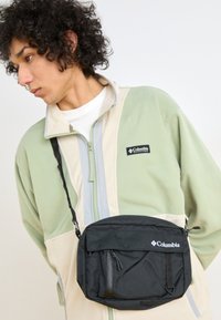 STREET TRANSIT™ SIDE BAG UNISEX - Keresztpántos táska - black