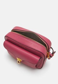 Borsa a tracolla in pelle rosa con finitura testurizzata, dotata di dettagli in metallo dorato, doppie cerniere e chiusura a patta.