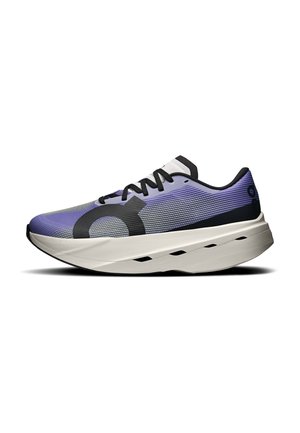 Chaussure de course violette et noire avec une semelle blanche épaisse, des lacets noirs et un grand logo noir circulaire sur le côté, affichée sur fond blanc.