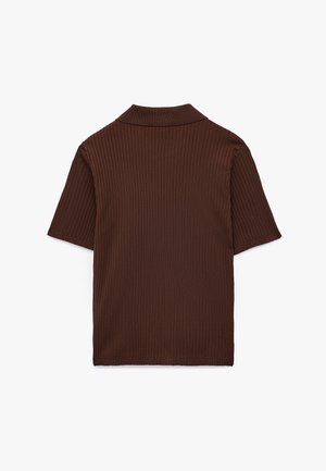 Polo de manga corta de color marrón con costillas, que presenta un collar clásico y un diseño ajustado. Textura suave con un acabado liso y detalles de costura mínimos.