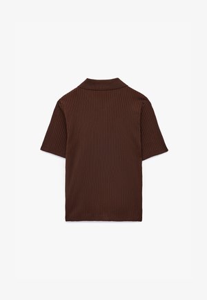 Brązowa prążkowana koszulka polo z krótkim rękawem, z klasycznym kołnierzykiem i dopasowanym krojem. Miękka tekstura o gładkim wykończeniu i minimalnych przeszyciach.