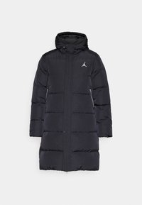 Zwarte gewatteerde jas met capuchon, met horizontale gestikte naden, ritszakken en een subtiele witte logo op de linkerborst.