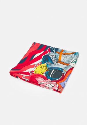 Tissu coloré plié avec astronaute, vagues rouges et formes géométriques en bleu, jaune et orange sur fond blanc.