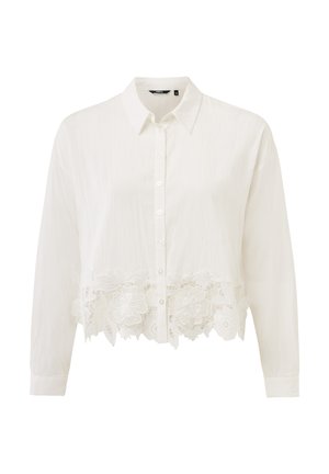 Witte blouse met lange mouwen, knoopsluiting en een cropped ontwerp. Voorzien van bloemige kantdetails aan de onderkant voor extra textuur.