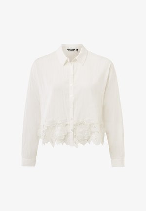 Camisa blanca de manga larga, con cierre de botones y un diseño cropped. Presenta un detalle de encaje floral en el dobladillo para añadir textura.