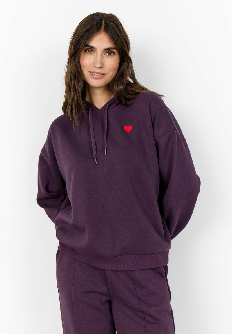 Sudadera con capucha morada de tela suave, con un pequeño bordado de un corazón rojo en el pecho y puños y dobladillo de canalé.