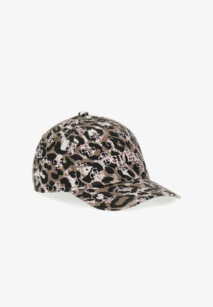 Casquette de baseball à imprimé léopard marron et noir avec des logos et monogrammes Guess blancs répartis sur tout le tissu.