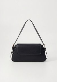 Sac à main en simili cuir noir au design structuré, doté d'un rabat avec fermeture et d'une sangle unique réglable. Texture lisse et forme compacte.