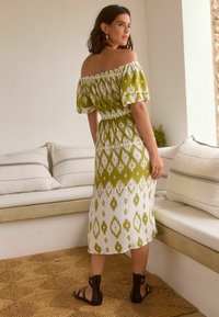 Next OFF SHOULDER SUMMER - REGULAR FIT - Nappali ruha - white green
