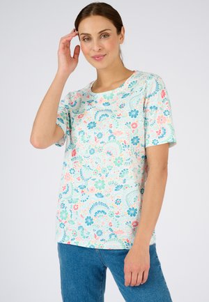 T-shirt à manches courtes en tissu léger, arborant un motif floral pastel avec des nuances de rose, bleu et vert. Encolure ronde.