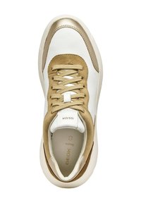 Witte en tan sneaker met gouden accenten, suede en gladde leermaterialen, ronde neus, vetersluiting ontwerp en merk inlegzool.