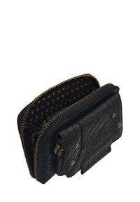 Portefeuille en cuir noir avec un extérieur texturé, une fermeture éclair dorée et une doublure à pois. Dispose de ferrures métalliques et de fermetures à pression pour un rangement sécurisé.