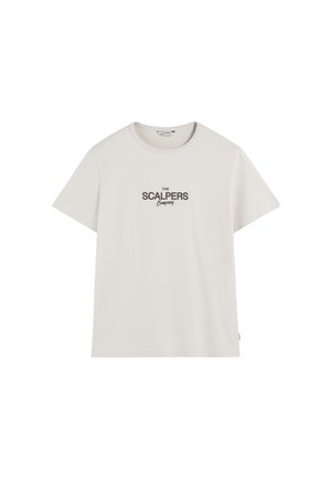 Camiseta de algodón blanca de manga corta y cuello redondo. Presenta "THE SCALPERS Company" impreso en marrón oscuro en la parte frontal.