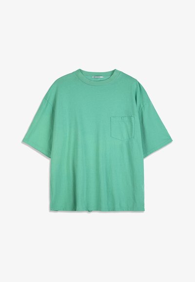 T-shirt en coton vert menthe à manches courtes, col rond et une seule poche poitrine sur le côté gauche.