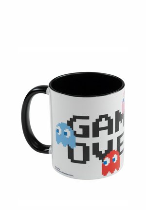 Weiße Keramiktasse mit schwarzem Henkel und Innenraum, mit pixeligen Figuren und dem Text "GAME OVER" in schwarzen Blockbuchstaben.