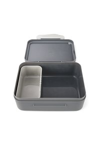 Graue Brotdose mit einem abnehmbaren beigen Trennsteg innen. Verfügt über einen aufklippbaren Deckel mit einem Griff und einer glatten Kunststoffoberfläche. Keine Muster oder Akzente.