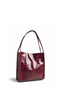 Borsa a tracolla lucida in pelle rossa scura, con una forma rettangolare semplice e due lunghe cinghie, in piedi su uno sfondo bianco.