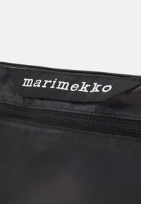 Marimekko NEAT CROSSBODY LINSSI - Ülerinna-kott - black/dark grey