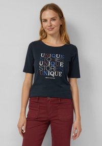 Marineblauwe T-shirt met korte mouwen en een ronde hals, met meerkleurige tekst: "UNIEKE VERHALEN CREËER JE EIGEN." Zachte stof, comfortabele pasvorm.