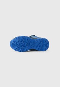 Semelle de sneaker en caoutchouc bleu avec des motifs de grip texturés et des trous de drainage ; inclut des accents noirs et bleu clair le long des côtés.
