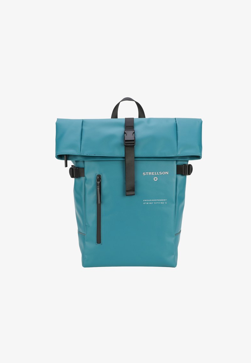 Tyrkysový voděodolný batoh s rolovacím vrškem, černým přezkovým uzávěrem, přední kapsou na zip a tištěným logem. Obsahuje nastavitelné boční popruhy pro nošení.