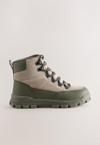 Halbhoher Wanderschuh mit grauem Wildleder und grünem Kunstleder, robuster Außensohle, verstärkter Ferse und grauen Schnürsenkeln.