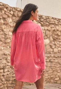 Next COVER-UP REGULAR FIT - Pludmales piederums - coral pink