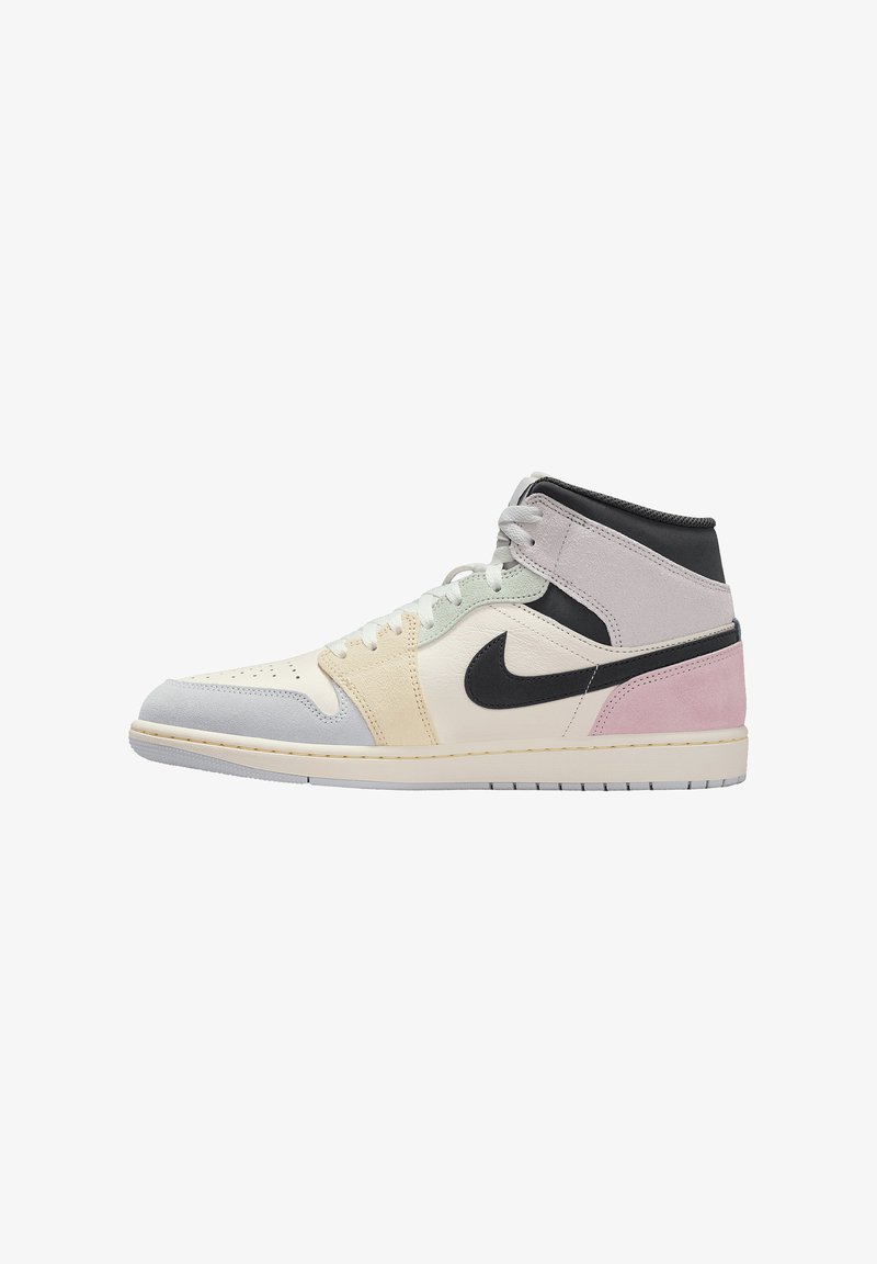 Basket montante crème, bleu pastel, jaune, rose et noir avec un swoosh Nike noir et des lacets blancs, vue de profil droit.