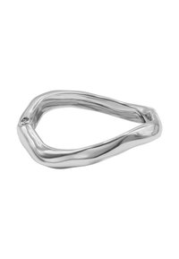 Portachiavi in metallo argentato e lucido con una forma organica e fluida. Superficie liscia, design leggermente curvato e piccolo punto di attacco circolare.