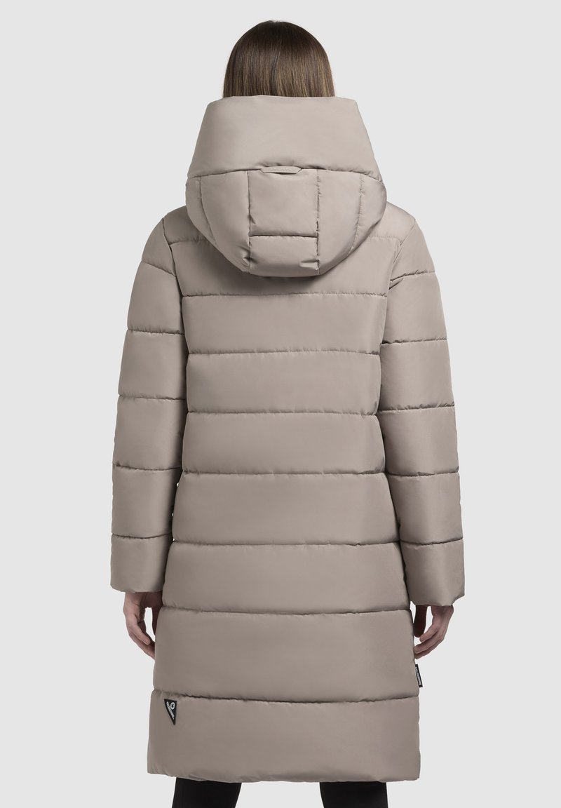 Helle beige Daunenjacke mit hohem Kragen und Kapuze, mit horizontaler Steppung, langen Ärmeln und Logo-Patch am Saum.
