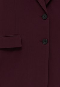 Vinröd kavaj med slät textur, med två svarta knappar, en bröstficka och skräddarsydda slag.