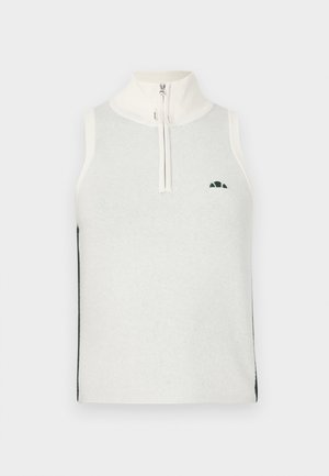 Ermeløs hvit strikket topp med høy krage og halvlange glidelås, med en liten mørkegrønn logo på venstre bryst.