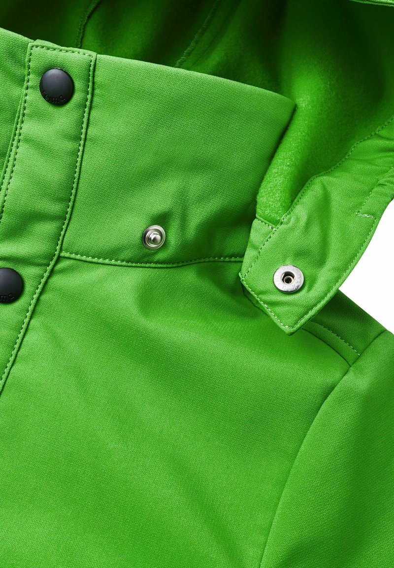 Zielona wodoodporna kurtka z fakturowanym wykończeniem, zatrzaskami oraz regulowanym kapturem z widocznymi detalami szwów.