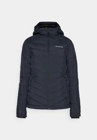 Giubbotto imbottito blu navy con cappuccio, dotato di zip frontale, cuciture a zig-zag e un logo sul lato sinistro del petto. Materiale testurizzato e isolante.