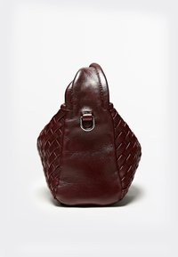 Borsa a tracolla in pelle bordeaux con trama intrecciata, parte superiore arrotondata e dettaglio con anello metallico sul lato. Finitura liscia e lucida.