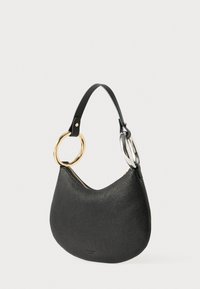 Μαύρη δερμάτινη τσάντα χειρός με στρογγυλεμένο σχήμα, που διαθέτει χρυσό και ασημένιο κυκλικό μεταλλικό διακοσμητικό και επάνω φερμουάρ κλεισίματος.