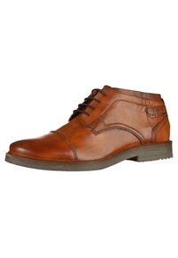 Bottines en cuir marron avec un bout arrondi, un laçage à l'avant, des accents cousus et une semelle en caoutchouc texturée. Présente un logo sur le côté.