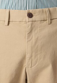 GAP SLIM PERFORMANCE STRETCH - Pantaloni chino - khaki