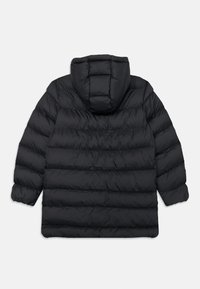 Μαύρο μπουφάν τύπου puffer με κουκούλα, τετράγωνη σιλουέτα, καπιτονέ τμήματα και μακριά μανίκια, κατασκευασμένο από ελαφρύ, μονωτικό ύφασμα.