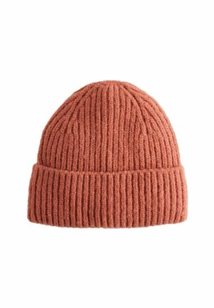 Bonnet tricoté en orange brique. Caractéristiques : texture côtelée, couronne ronde et revers replié. Fabriqué en un doux mélange de laine.