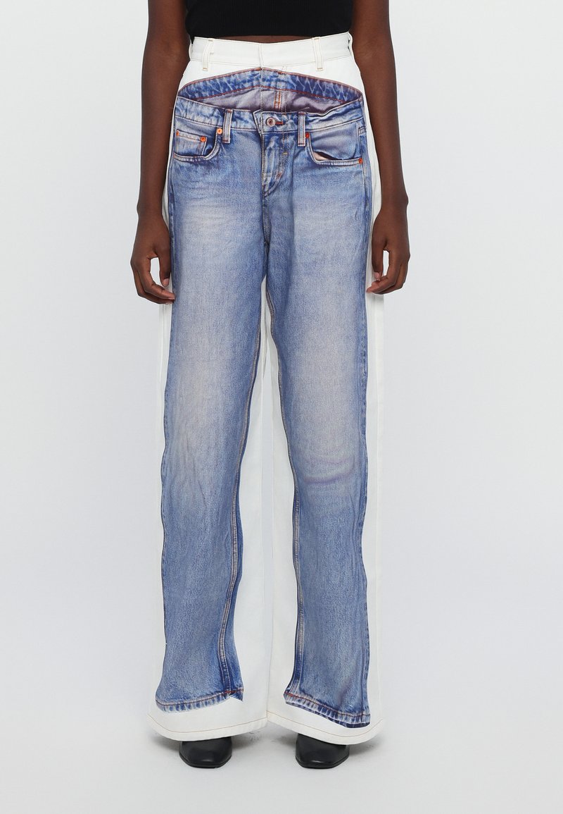 Ksenia Schnaider - AUGMENTED  - Vaqueros boyfriend - white/blue, Ampliar