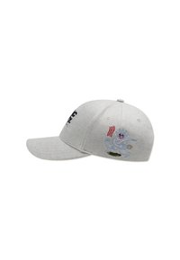 Grå baseballcaps med en buet skjerm og broderi på siden som skildrer et fantasifullt vesen, aksentuert med røde og blå detaljer.