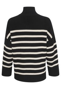 Pull noir à col cheminée, avec des rayures blanches horizontales. Texture côtelée et épaules tombantes, manches de longueur moyenne.