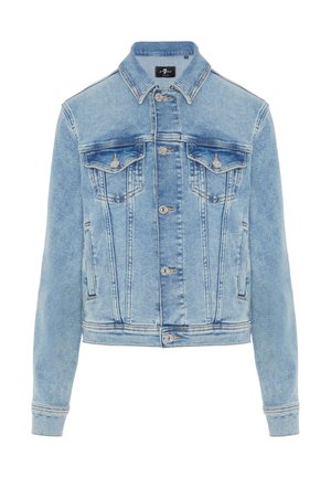 Giacca di jeans azzurra chiaro con maniche lunghe, chiusura con bottoni sul davanti, due tasche sul petto con patta e bottone, e tasche laterali a fessura.