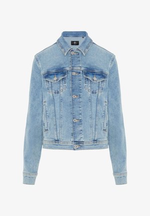 Giacca di jeans azzurra chiaro con maniche lunghe, chiusura con bottoni sul davanti, due tasche sul petto con patta e bottone, e tasche laterali a fessura.