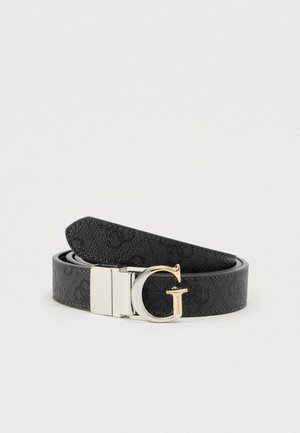 Zwarte leren riem met een getextureerd oppervlak, voorzien van een zilveren en gouden gesp in de vorm van een G. De uiteinden zijn taps toelopend, ontworpen voor een verstelbare pasvorm.